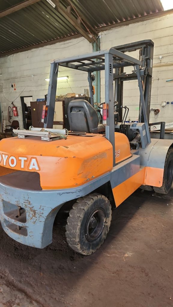 Toyota forklift mast raised at Rhino Industrial Forklifts